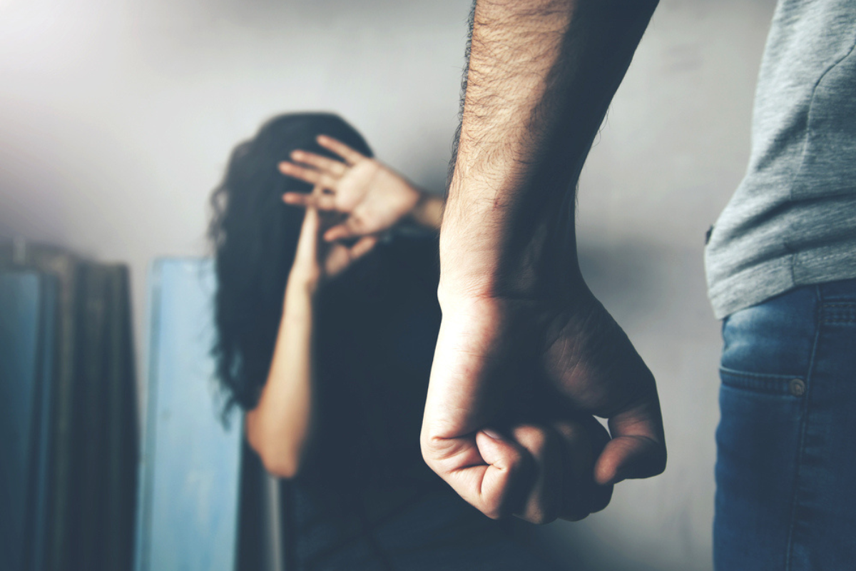 घरेलू हिंसा: एक सुलगती हकीकत जो हर घर